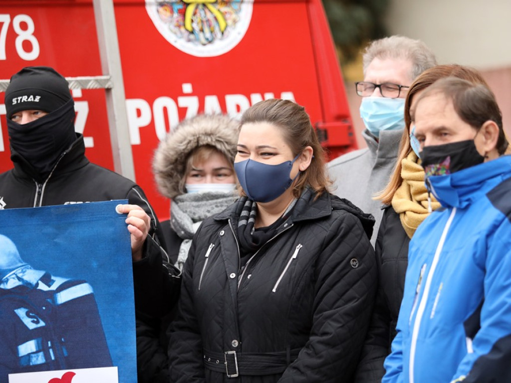 Urzędnicy starostwa i strażacy zbierali nakrętki dla Szymonka