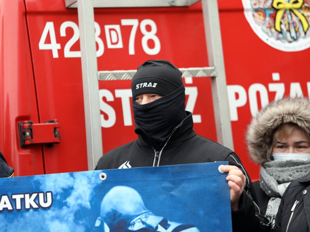 Urzędnicy starostwa i strażacy zbierali nakrętki dla Szymonka