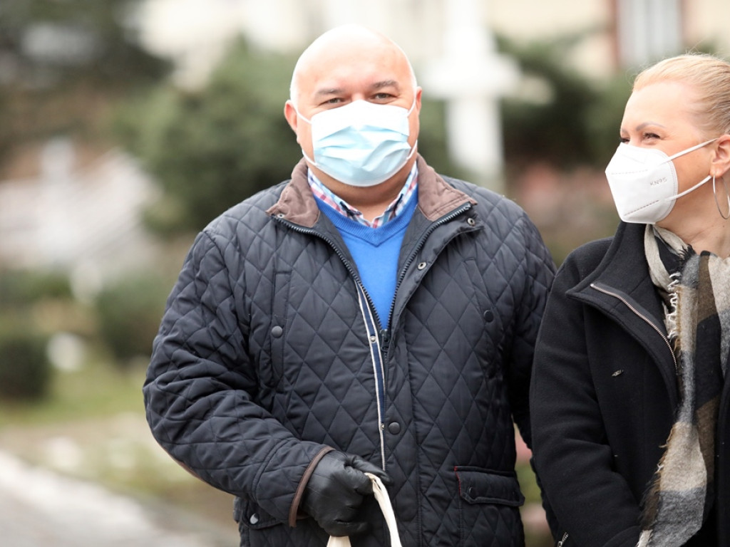 Urzędnicy starostwa i strażacy zbierali nakrętki dla Szymonka