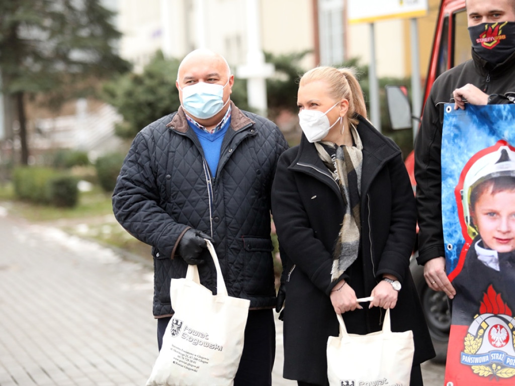 Urzędnicy starostwa i strażacy zbierali nakrętki dla Szymonka