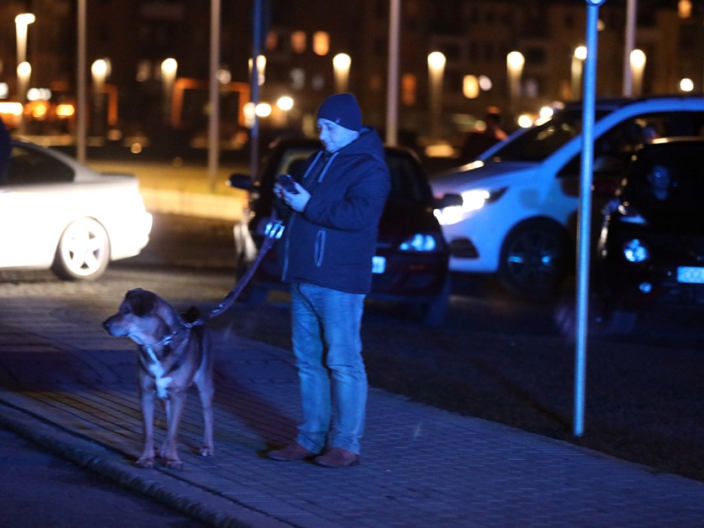Nie skoczył. Wszedł na szczyt mostu, by wypić piwko i poczytać coś na telefonie