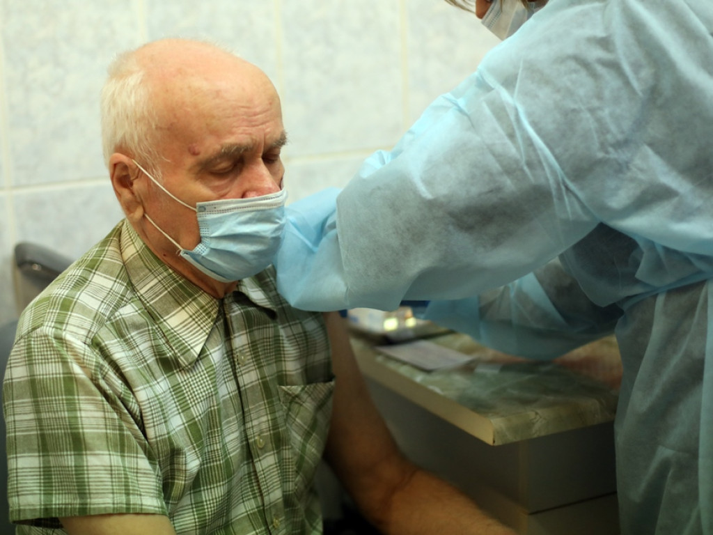Szczepią seniorów przeciwko COVID 19. 