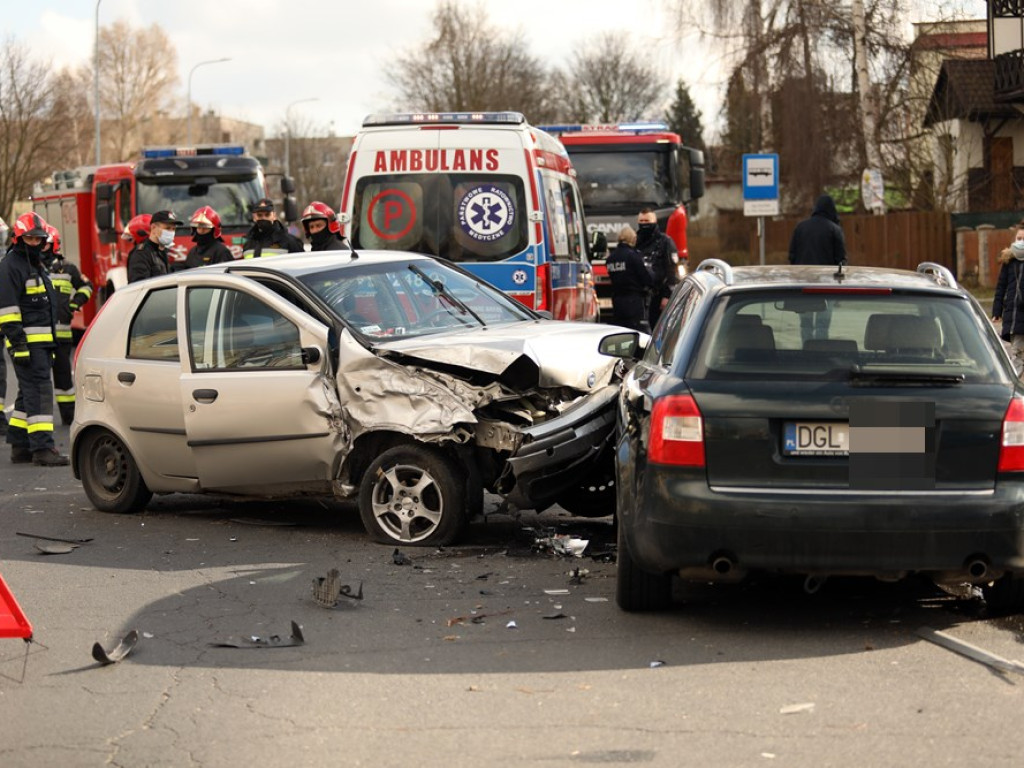 Wypadek na ul. Wita Stwosza. Pięć osób w szpitalu w tym małe dziecko