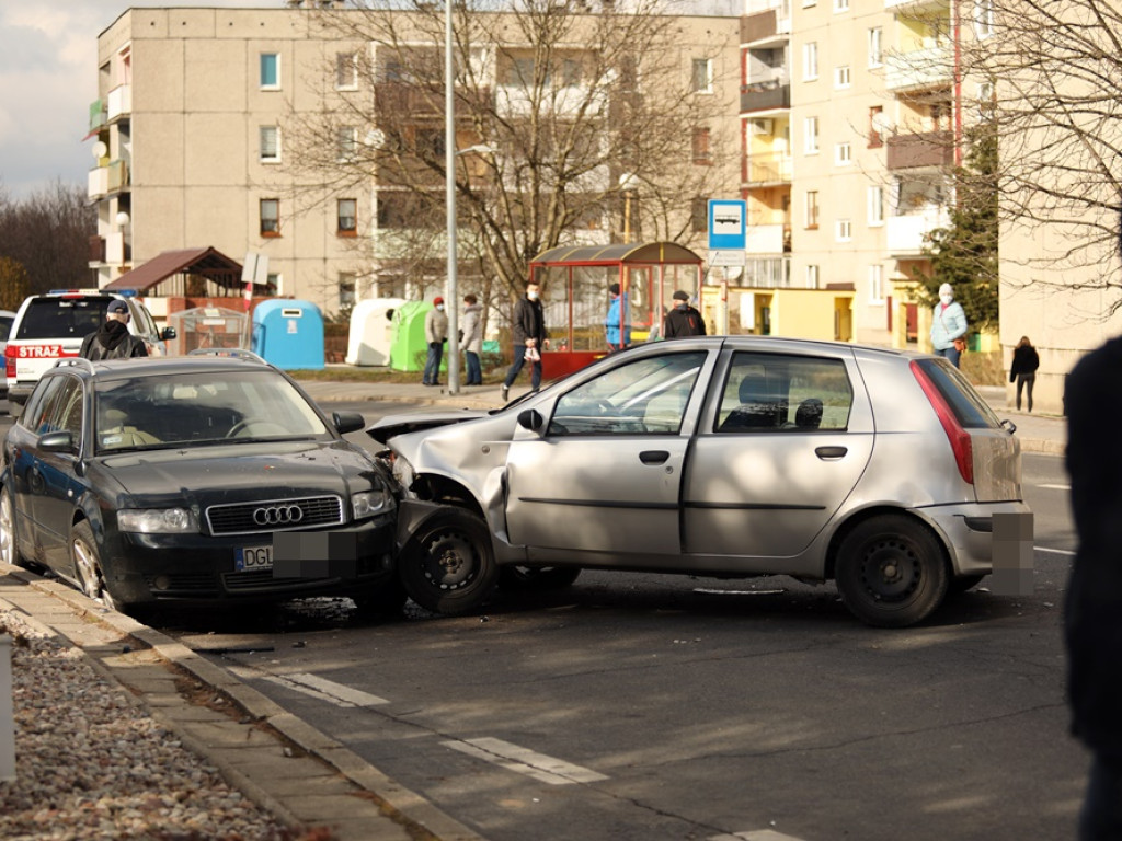 Wypadek na ul. Wita Stwosza. Pięć osób w szpitalu w tym małe dziecko