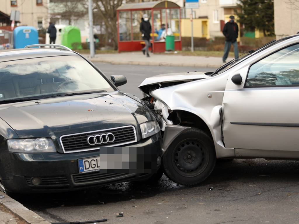 Wypadek na ul. Wita Stwosza. Pięć osób w szpitalu w tym małe dziecko