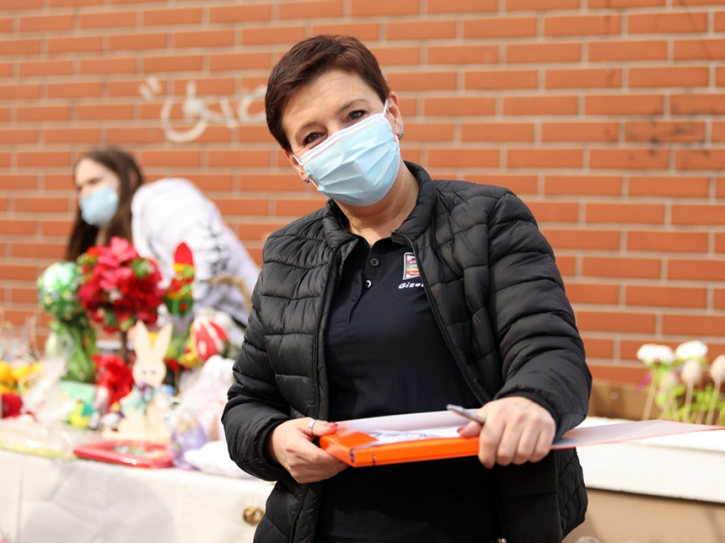Świąteczny kiermasz! Pomagają Amelce, Szymonkowi i Filipkowi!