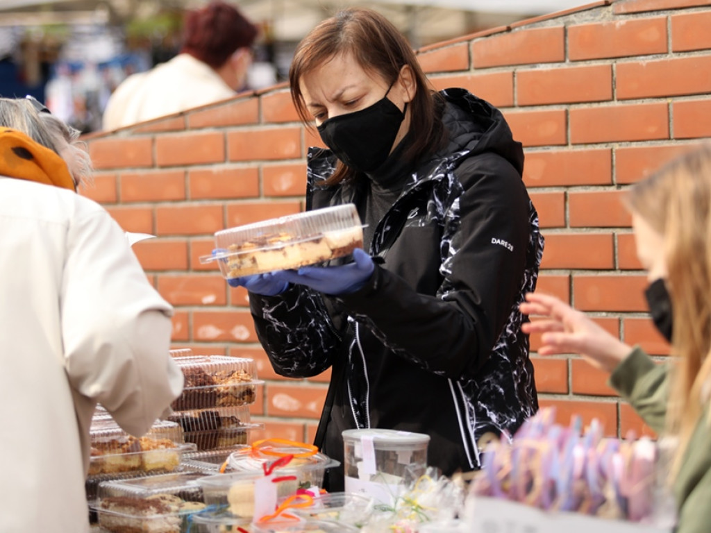 Świąteczny kiermasz! Pomagają Amelce, Szymonkowi i Filipkowi!