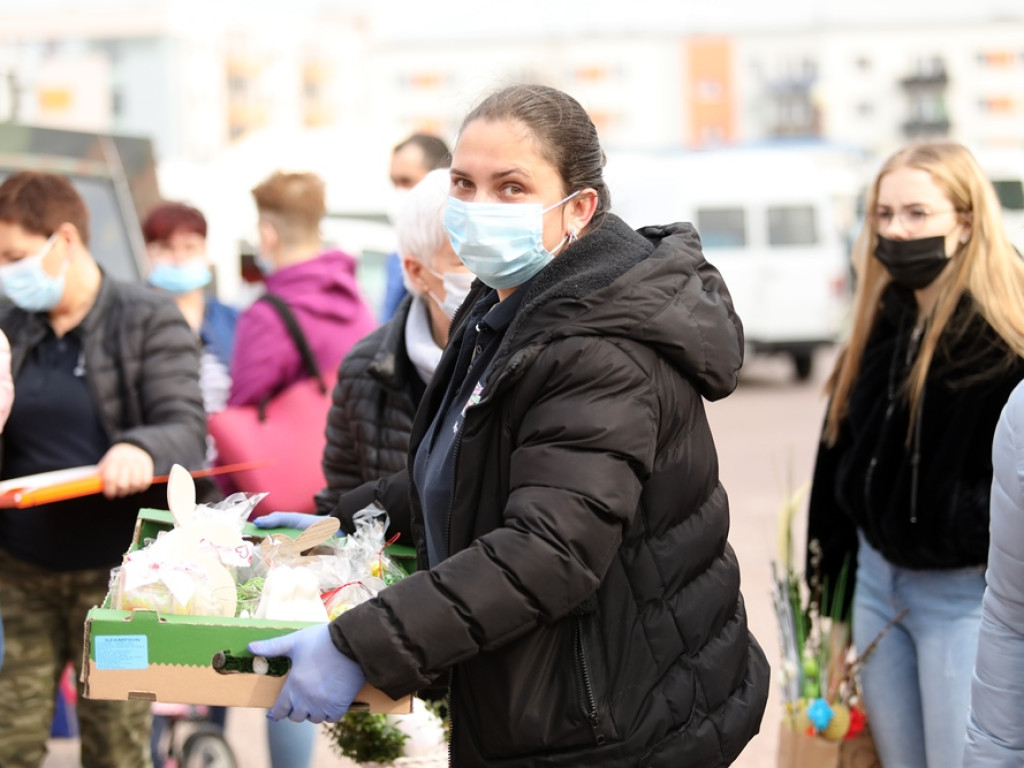 Świąteczny kiermasz! Pomagają Amelce, Szymonkowi i Filipkowi!