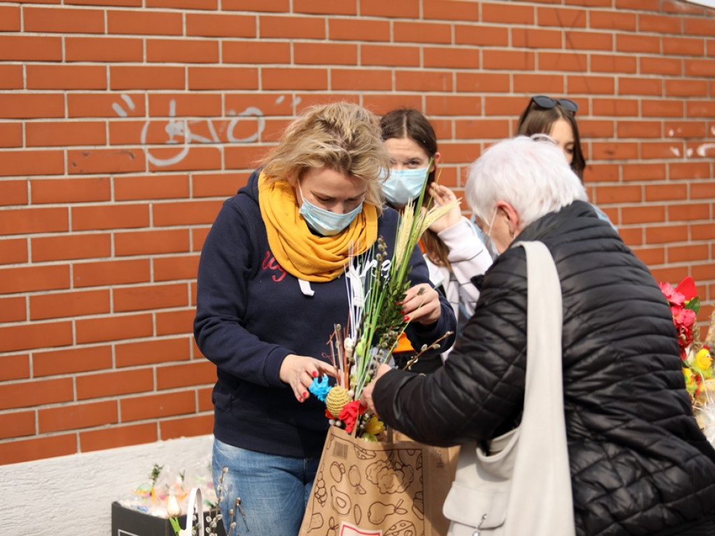 Świąteczny kiermasz! Pomagają Amelce, Szymonkowi i Filipkowi!