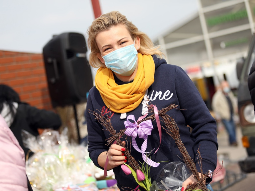Świąteczny kiermasz! Pomagają Amelce, Szymonkowi i Filipkowi!