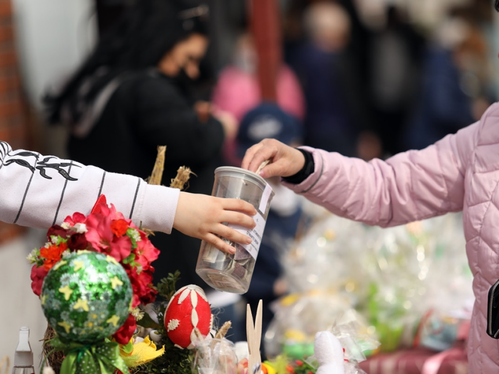 Świąteczny kiermasz! Pomagają Amelce, Szymonkowi i Filipkowi!