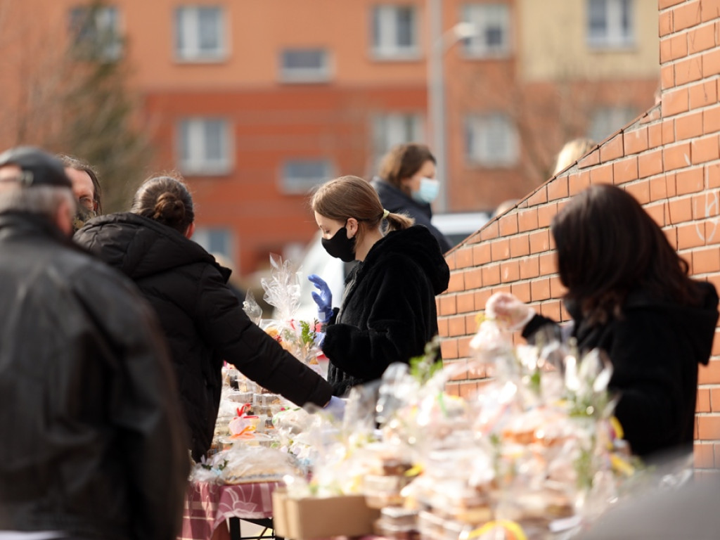 Świąteczny kiermasz! Pomagają Amelce, Szymonkowi i Filipkowi!