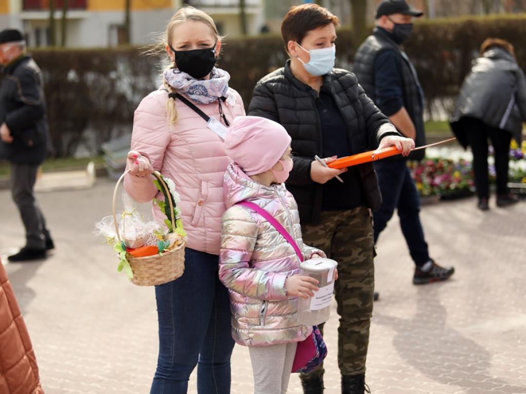 Świąteczny kiermasz! Pomagają Amelce, Szymonkowi i Filipkowi!