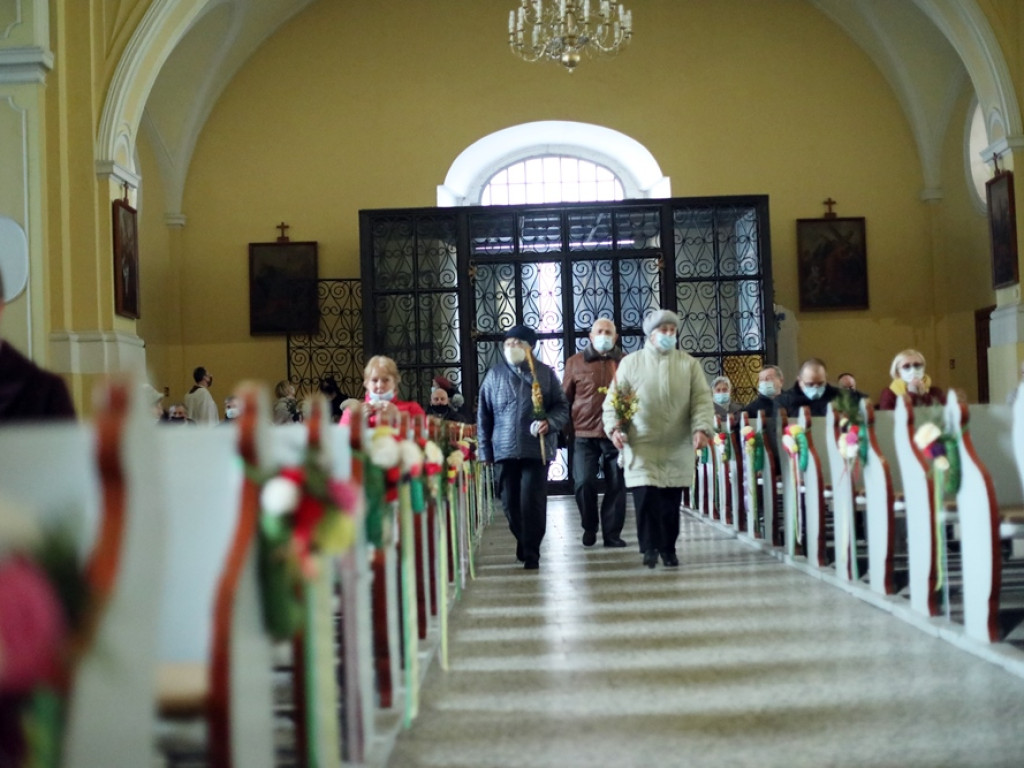 Limity wiernych w kościołach, ale nie wszędzie się ich liczy
