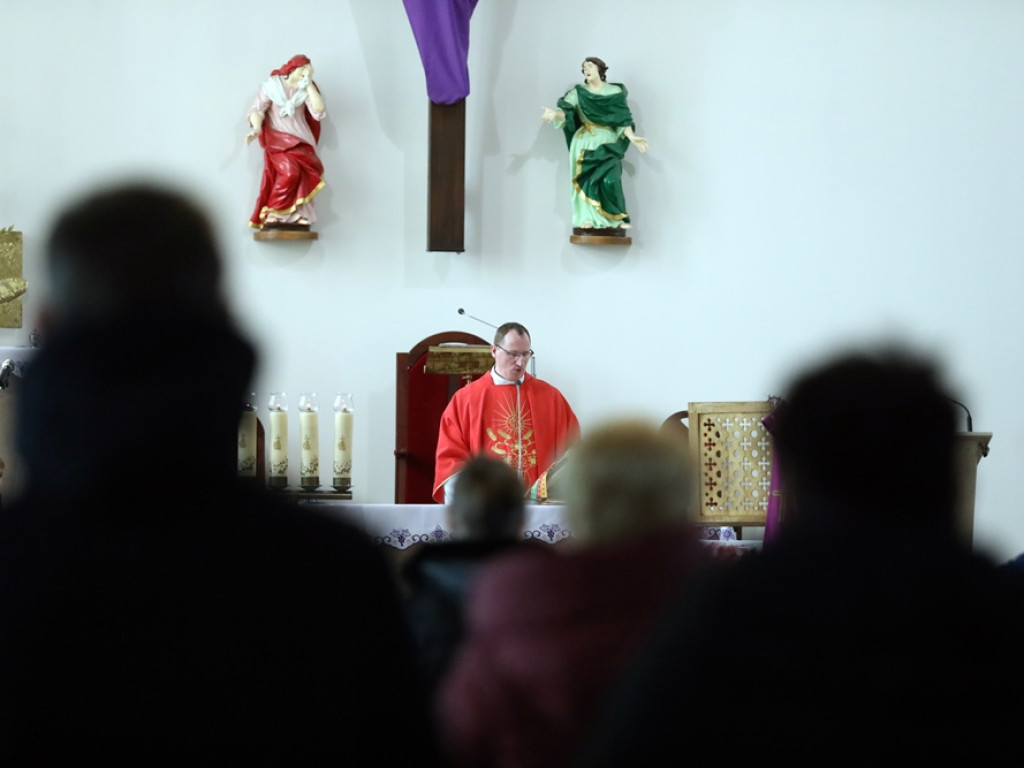 Limity wiernych w kościołach, ale nie wszędzie się ich liczy