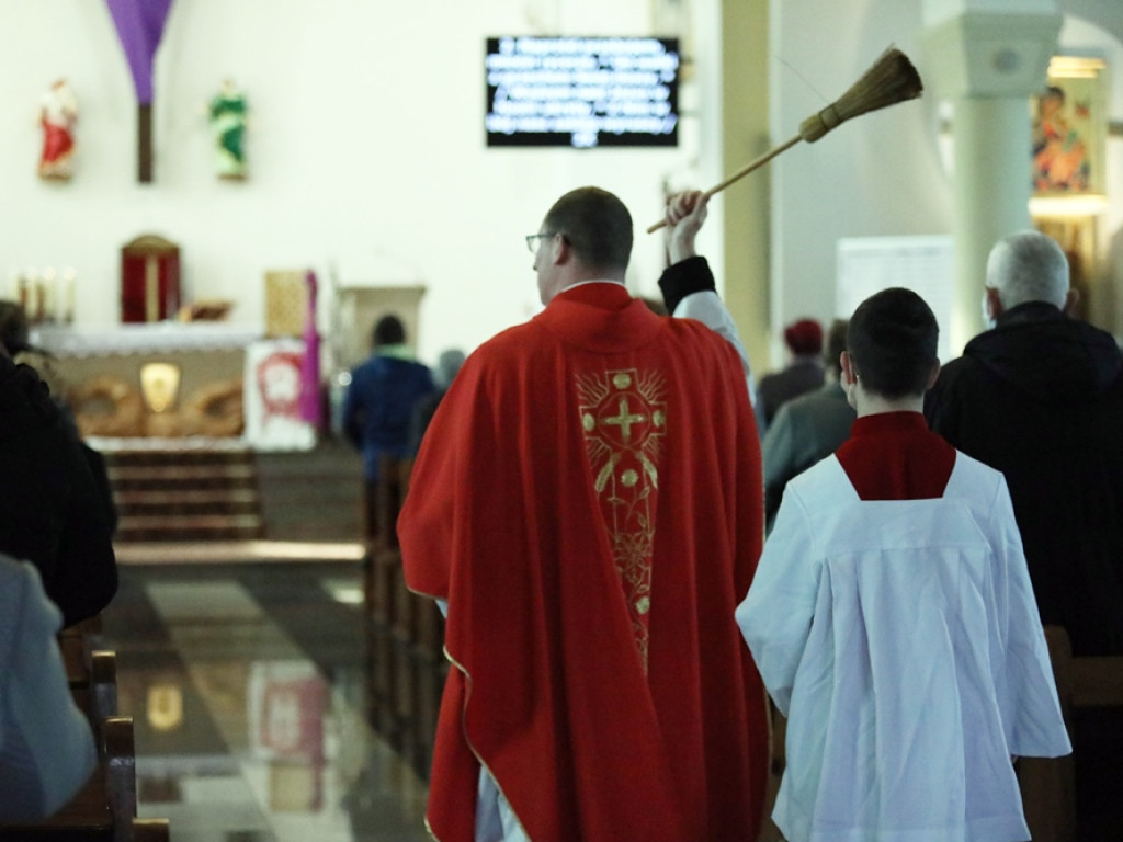 Limity wiernych w kościołach, ale nie wszędzie się ich liczy