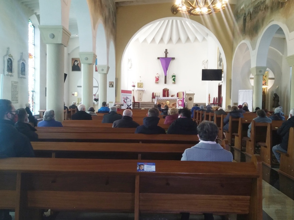 Limity wiernych w kościołach, ale nie wszędzie się ich liczy