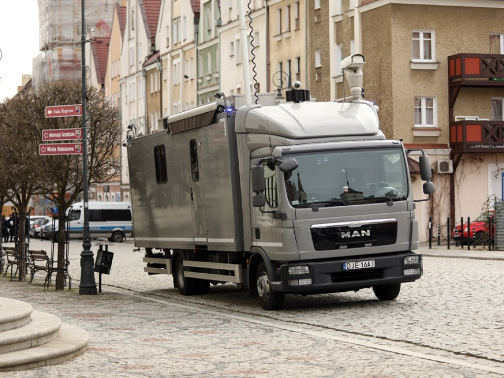 Tłum protestujących ruszył w kierunku komendy policji! Zobacz, jak przebiega protest w Głogowie