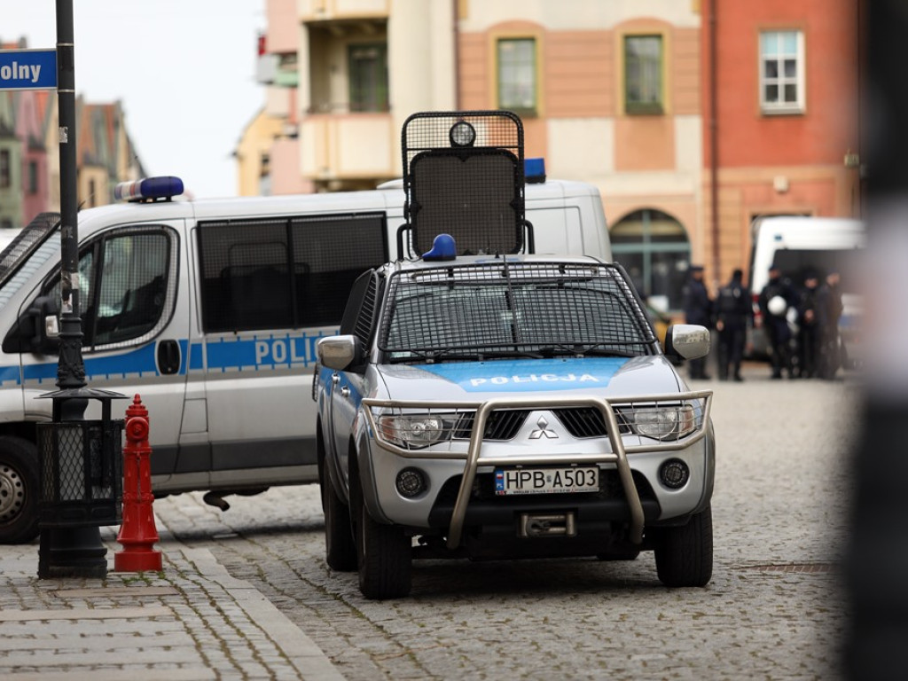 Tłum protestujących ruszył w kierunku komendy policji! Zobacz, jak przebiega protest w Głogowie