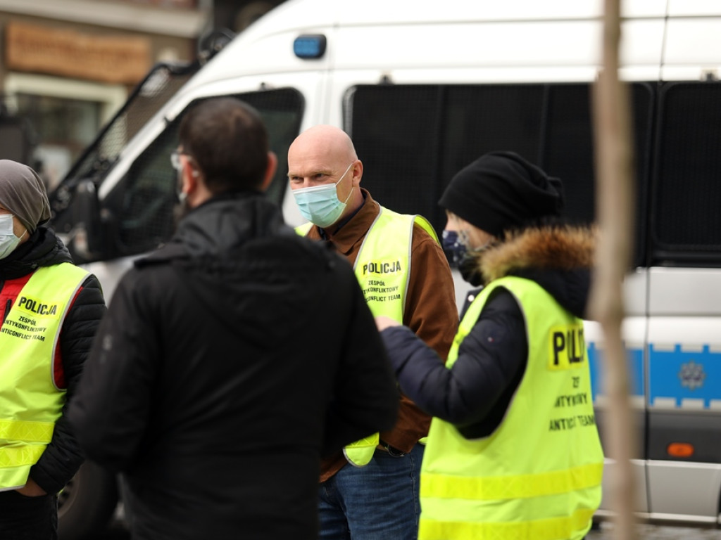 Tłum protestujących ruszył w kierunku komendy policji! Zobacz, jak przebiega protest w Głogowie
