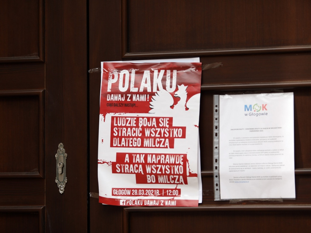 Tłum protestujących ruszył w kierunku komendy policji! Zobacz, jak przebiega protest w Głogowie