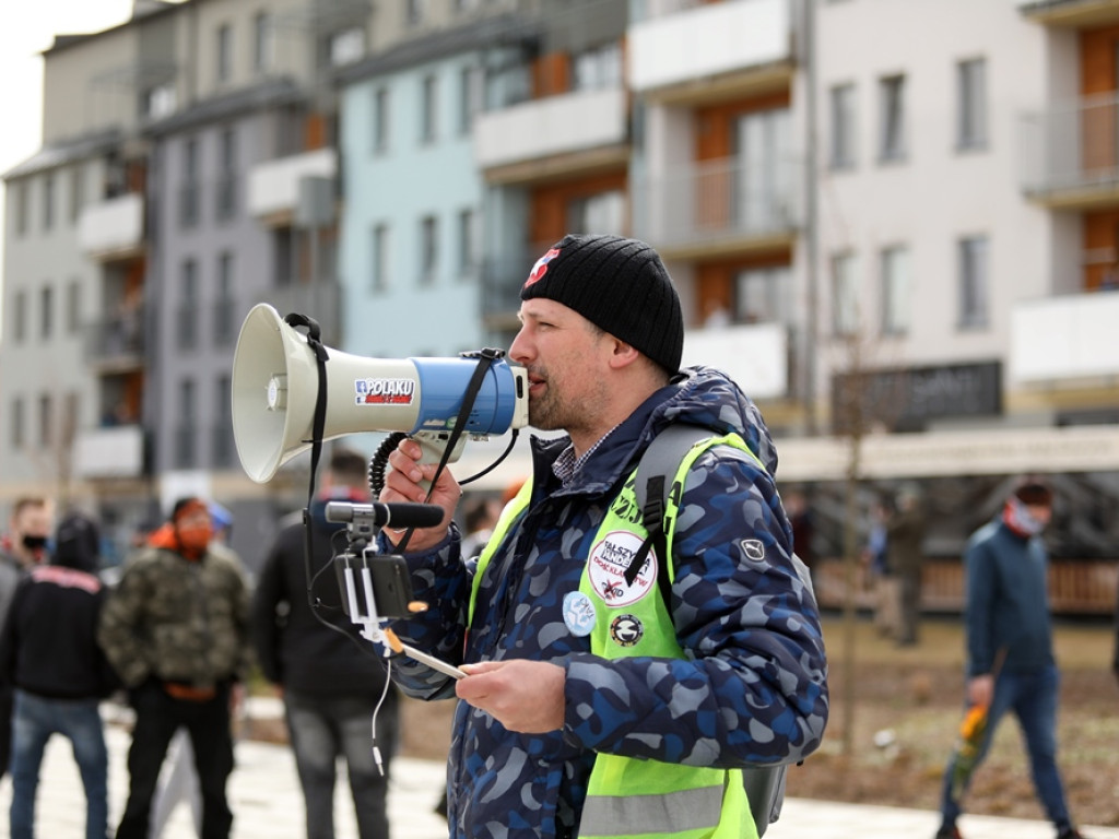 Tłum protestujących ruszył w kierunku komendy policji! Zobacz, jak przebiega protest w Głogowie