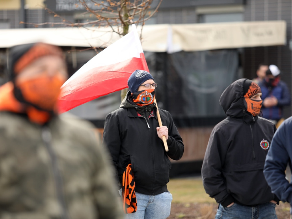 Tłum protestujących ruszył w kierunku komendy policji! Zobacz, jak przebiega protest w Głogowie