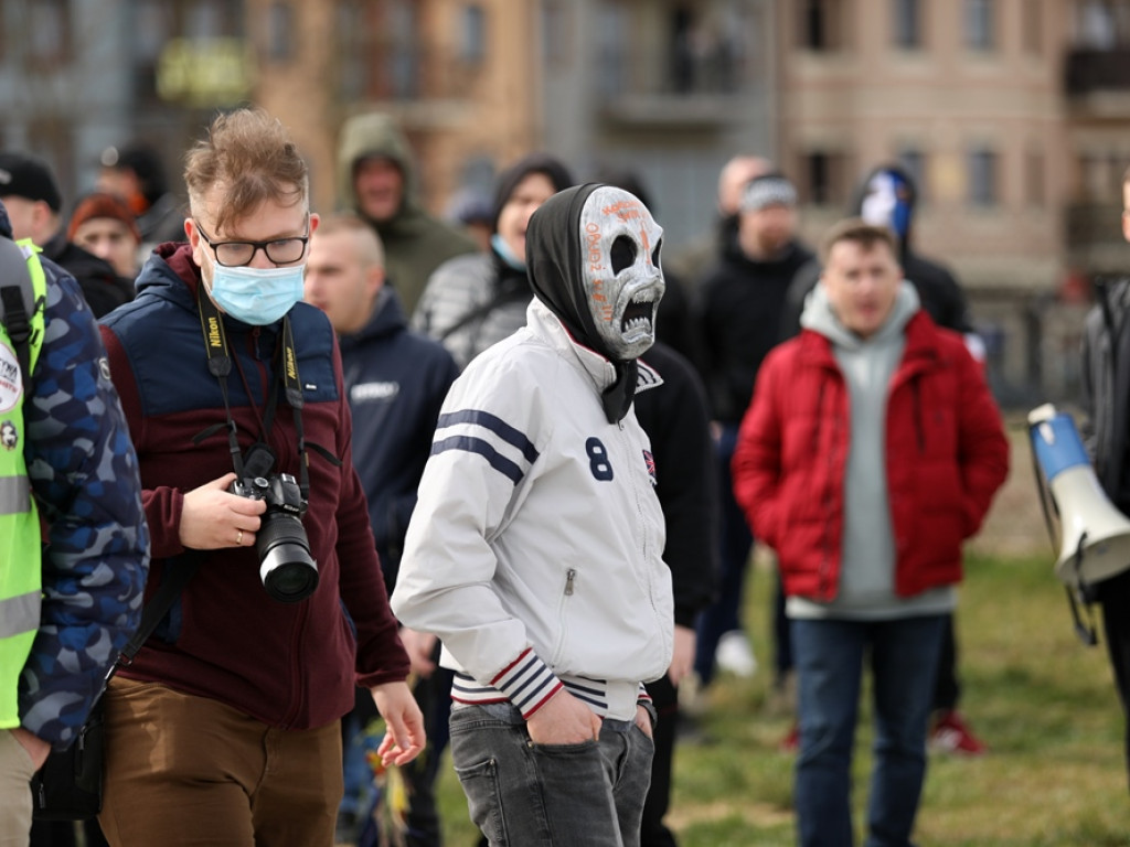 Tłum protestujących ruszył w kierunku komendy policji! Zobacz, jak przebiega protest w Głogowie