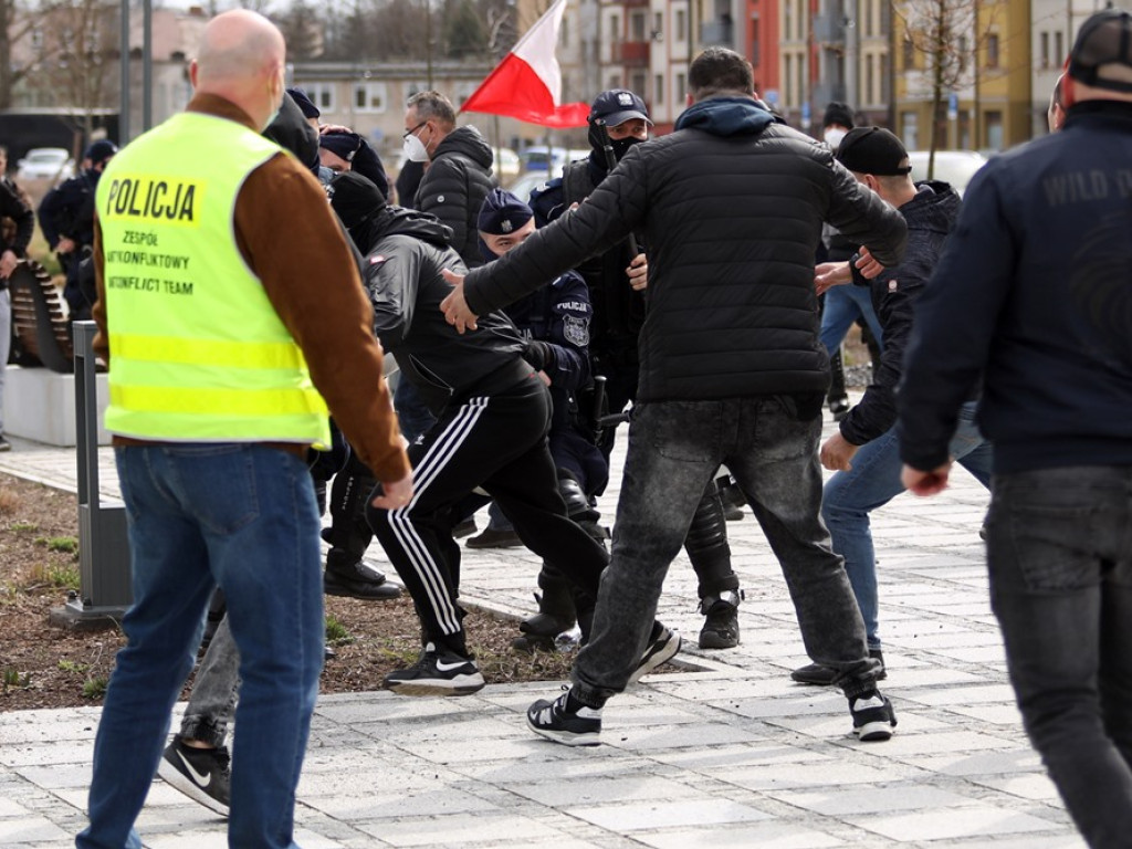 Tłum protestujących ruszył w kierunku komendy policji! Zobacz, jak przebiega protest w Głogowie