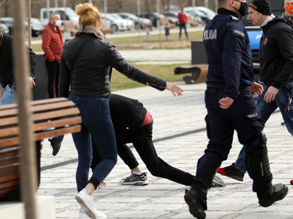 Tłum protestujących ruszył w kierunku komendy policji! Zobacz, jak przebiega protest w Głogowie