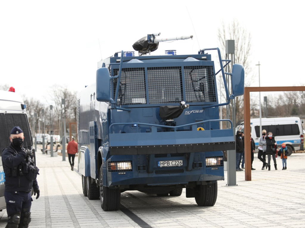 Tłum protestujących ruszył w kierunku komendy policji! Zobacz, jak przebiega protest w Głogowie
