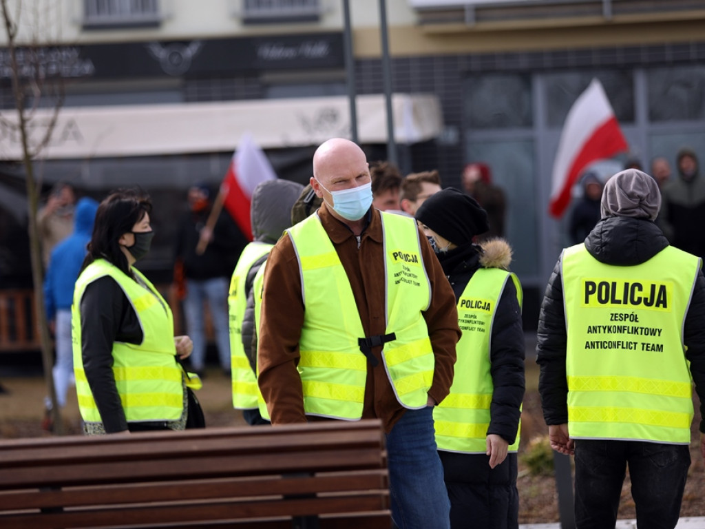 Tłum protestujących ruszył w kierunku komendy policji! Zobacz, jak przebiega protest w Głogowie