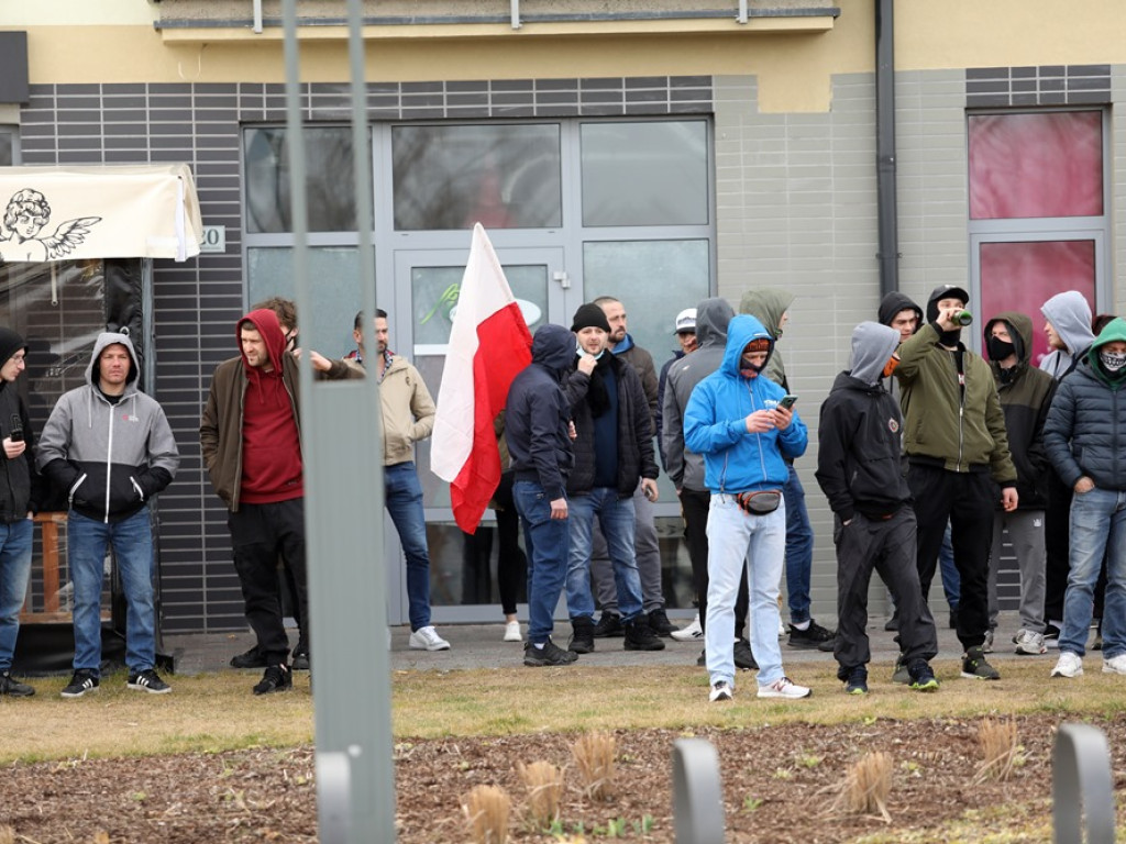 Tłum protestujących ruszył w kierunku komendy policji! Zobacz, jak przebiega protest w Głogowie