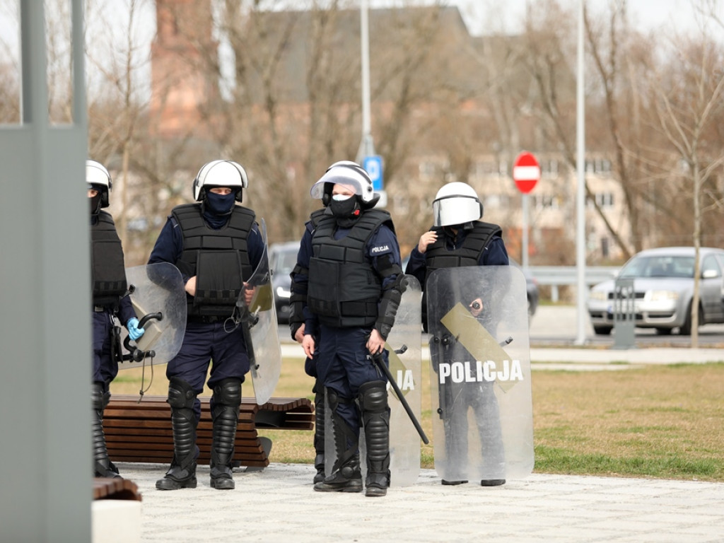 Tłum protestujących ruszył w kierunku komendy policji! Zobacz, jak przebiega protest w Głogowie