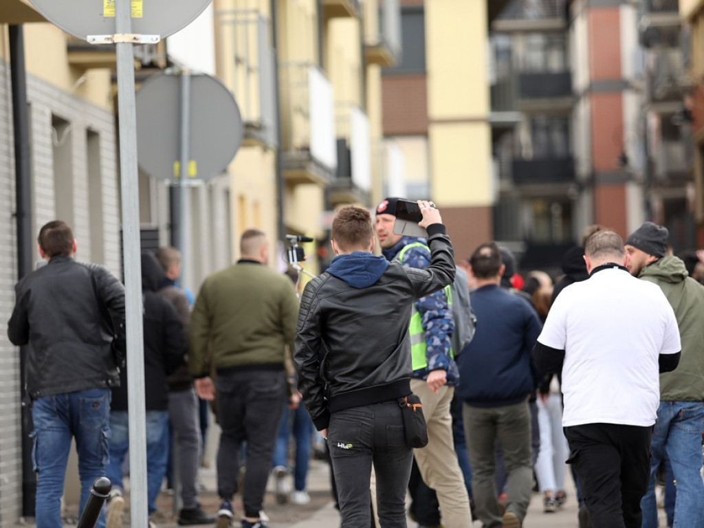 Tłum protestujących ruszył w kierunku komendy policji! Zobacz, jak przebiega protest w Głogowie