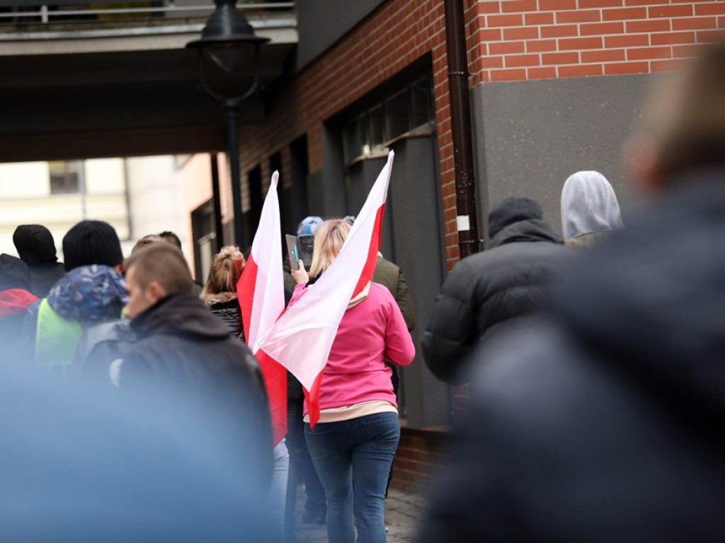 Tłum protestujących ruszył w kierunku komendy policji! Zobacz, jak przebiega protest w Głogowie