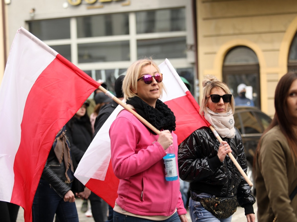 Tłum protestujących ruszył w kierunku komendy policji! Zobacz, jak przebiega protest w Głogowie
