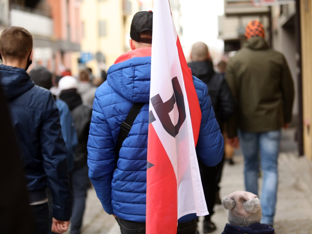 Tłum protestujących ruszył w kierunku komendy policji! Zobacz, jak przebiega protest w Głogowie