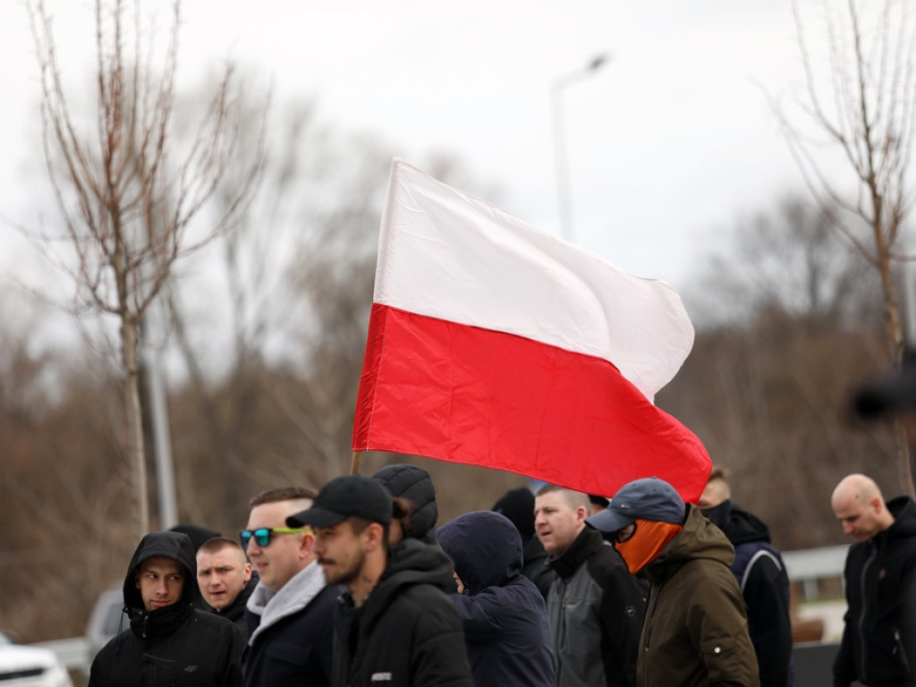 Tłum protestujących ruszył w kierunku komendy policji! Zobacz, jak przebiega protest w Głogowie