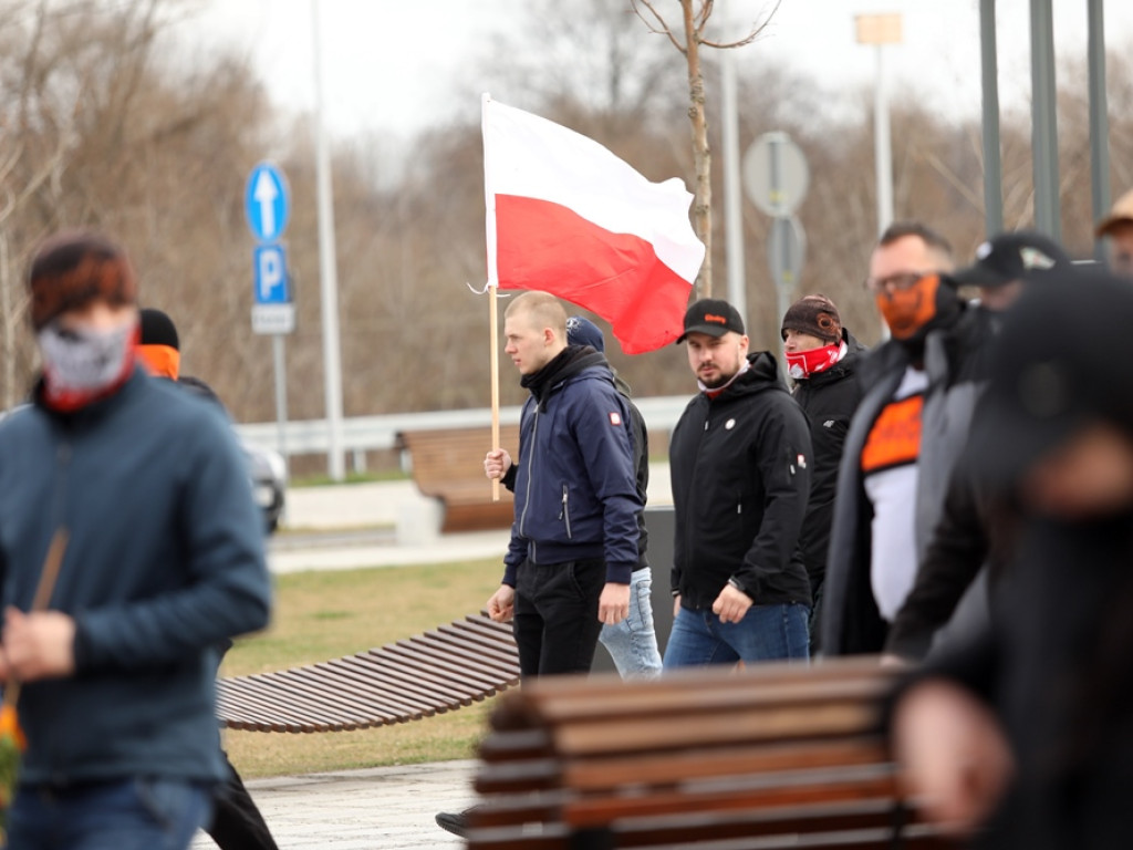 Tłum protestujących ruszył w kierunku komendy policji! Zobacz, jak przebiega protest w Głogowie