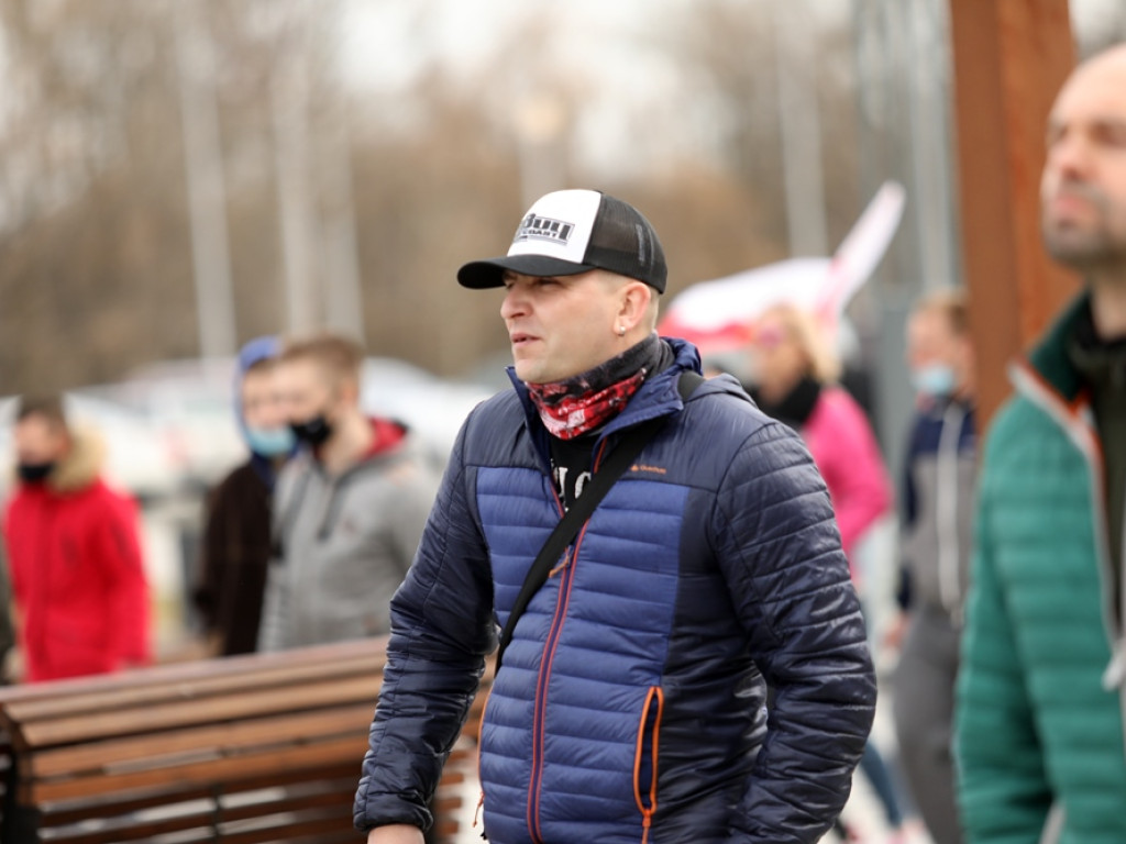 Tłum protestujących ruszył w kierunku komendy policji! Zobacz, jak przebiega protest w Głogowie