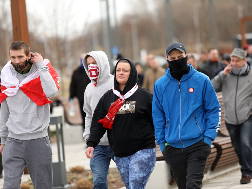 Tłum protestujących ruszył w kierunku komendy policji! Zobacz, jak przebiega protest w Głogowie