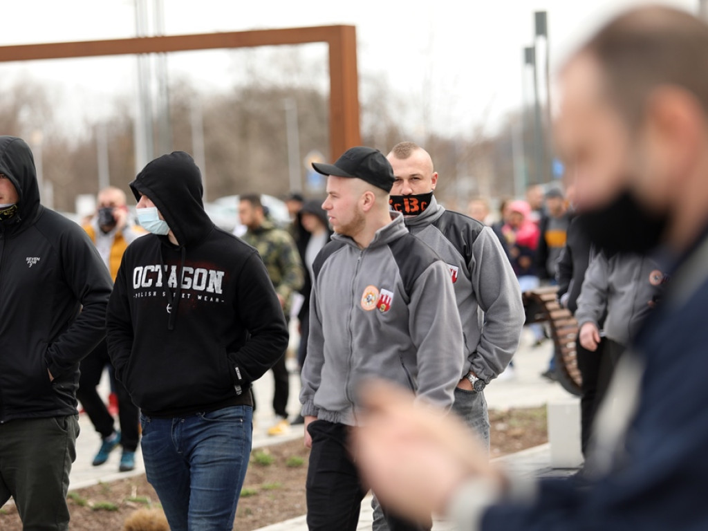 Tłum protestujących ruszył w kierunku komendy policji! Zobacz, jak przebiega protest w Głogowie
