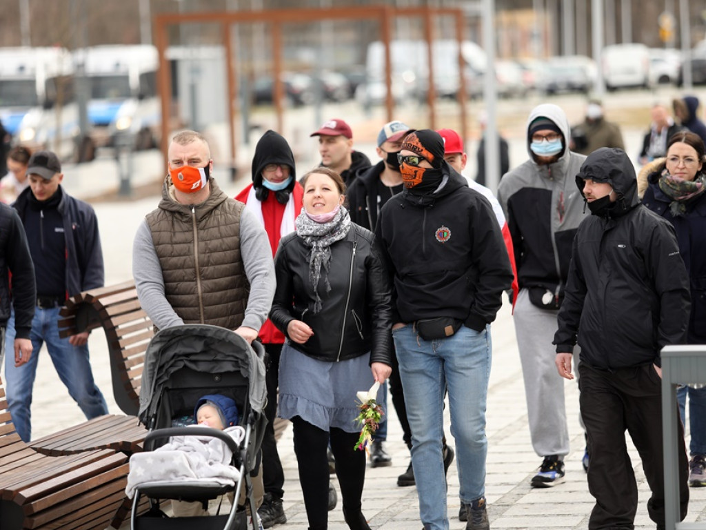Tłum protestujących ruszył w kierunku komendy policji! Zobacz, jak przebiega protest w Głogowie