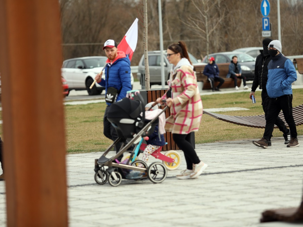 Tłum protestujących ruszył w kierunku komendy policji! Zobacz, jak przebiega protest w Głogowie