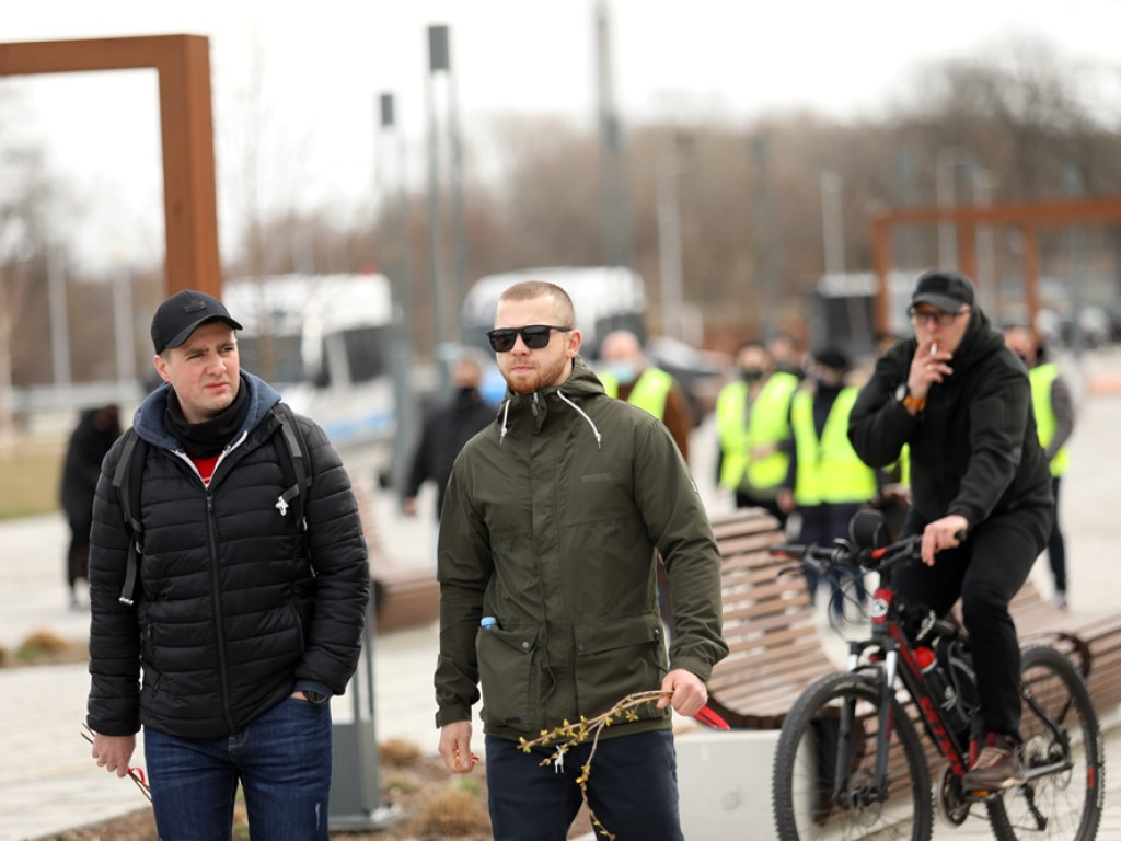Tłum protestujących ruszył w kierunku komendy policji! Zobacz, jak przebiega protest w Głogowie