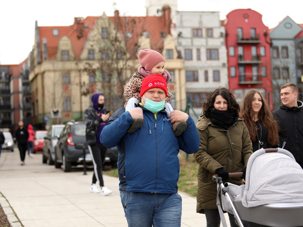 Tłum protestujących ruszył w kierunku komendy policji! Zobacz, jak przebiega protest w Głogowie