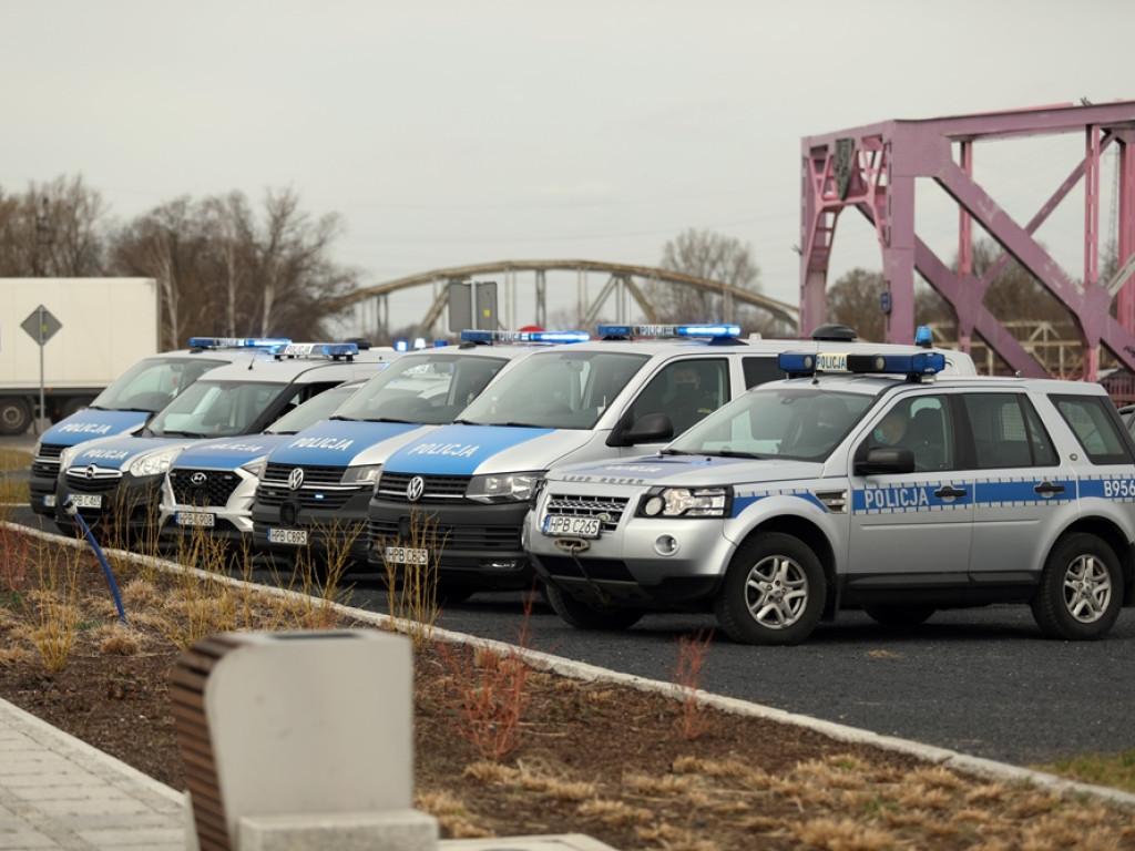 Tłum protestujących ruszył w kierunku komendy policji! Zobacz, jak przebiega protest w Głogowie