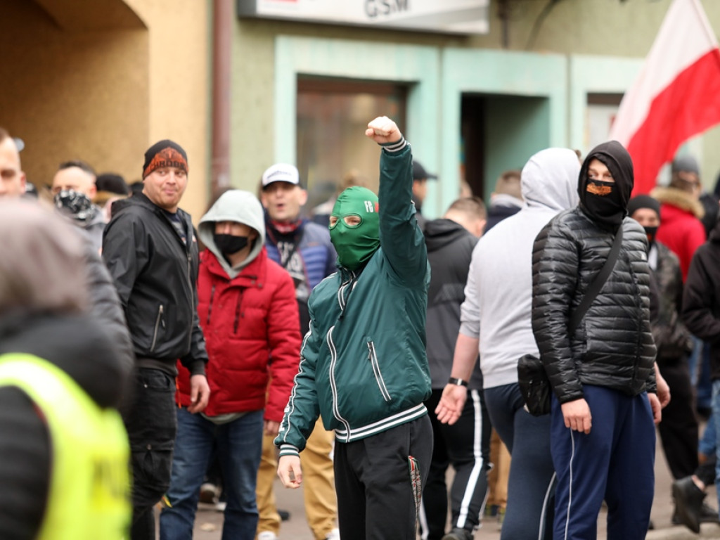 Tłum protestujących ruszył w kierunku komendy policji! Zobacz, jak przebiega protest w Głogowie