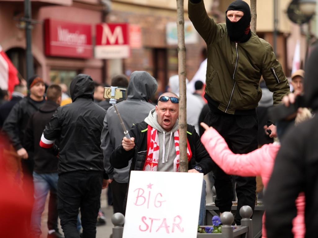 Tłum protestujących ruszył w kierunku komendy policji! Zobacz, jak przebiega protest w Głogowie